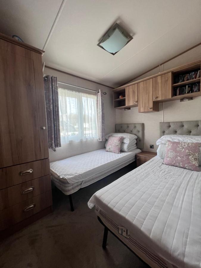Norfolk Caravan Staycation Pet Friendly Belton with Browston Exterior photo