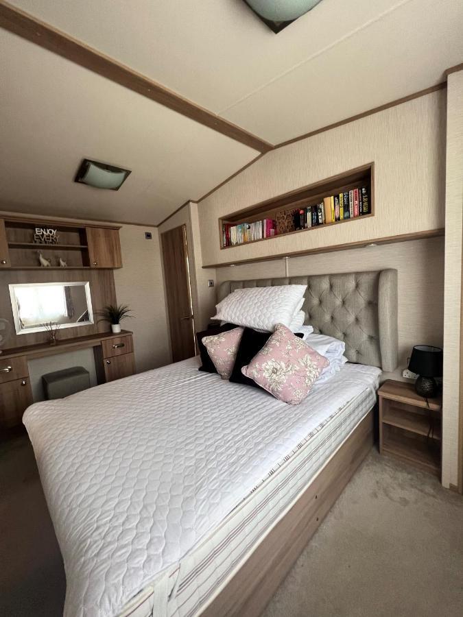 Norfolk Caravan Staycation Pet Friendly Belton with Browston Exterior photo