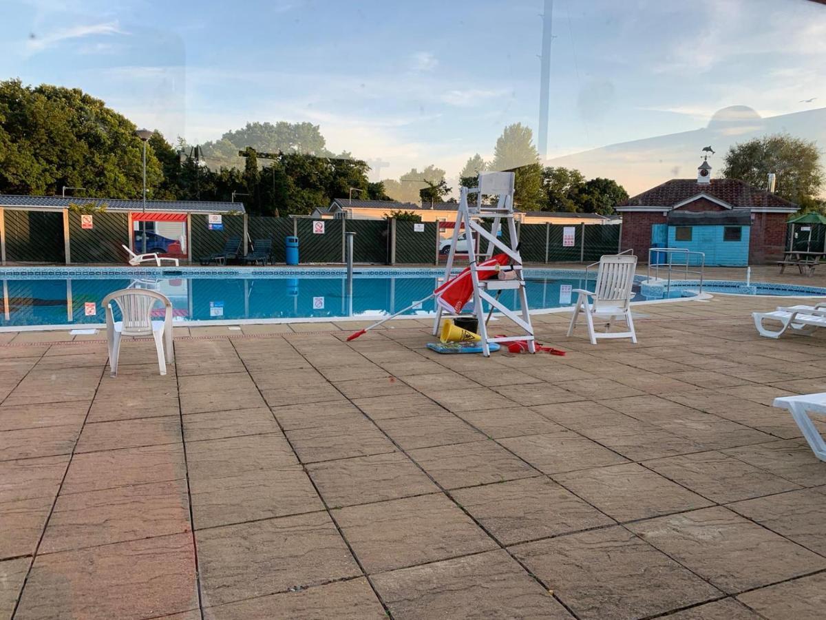 Norfolk Caravan Staycation Pet Friendly Belton with Browston Exterior photo
